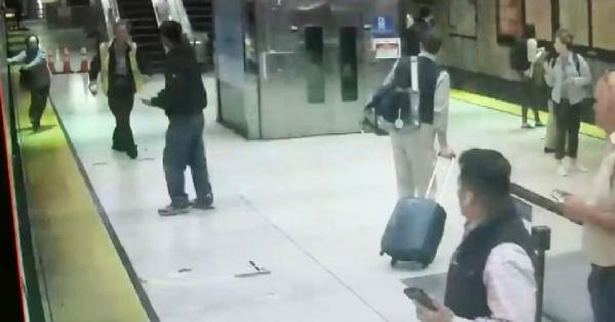 Eli Tren Kapısına Sıkışan Kadın Raylara Düştü