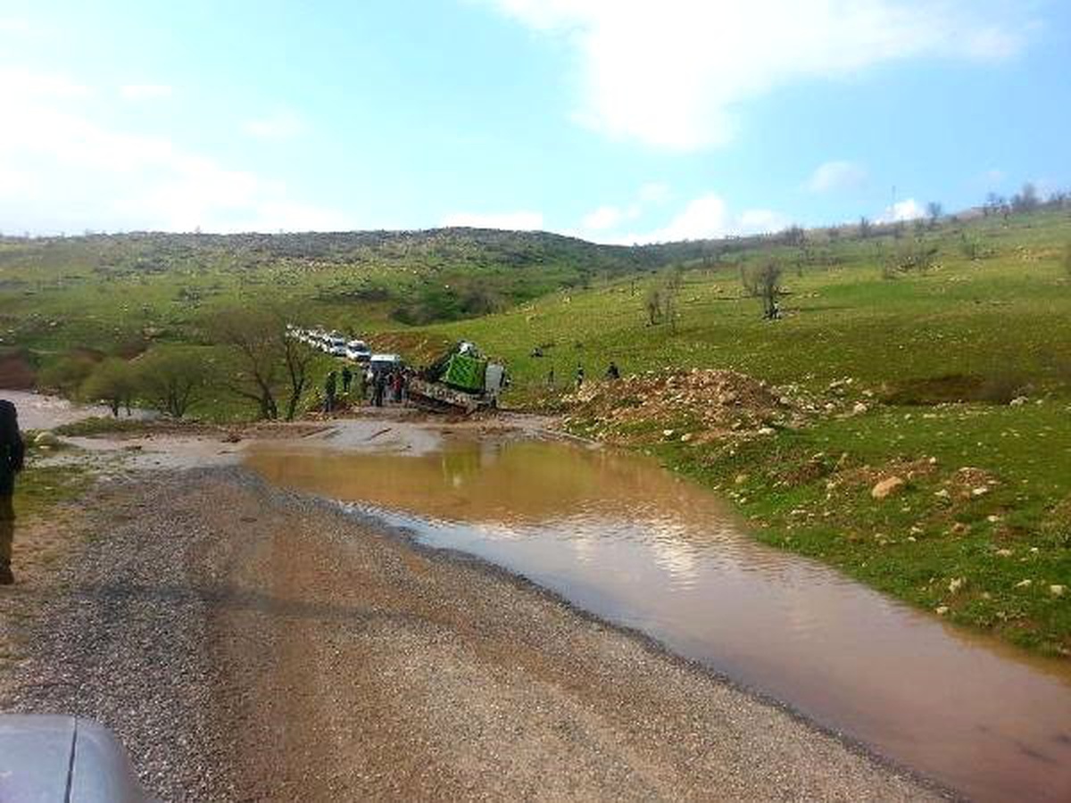 Eruh\'ta Çekici Çamura Saplandı, Yol Ulaşıma Kapandı