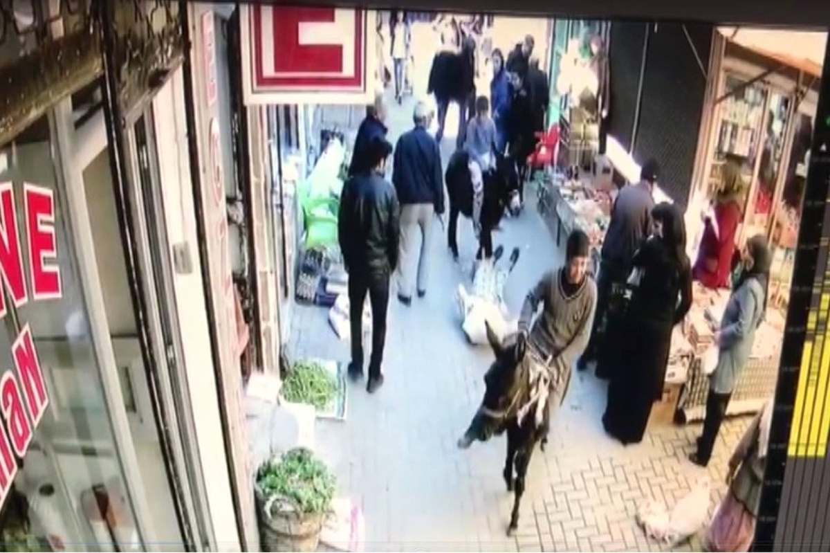 Eşekle Pazaryerine Giren İki Kafadar Ortalığı Fena Karıştırdı