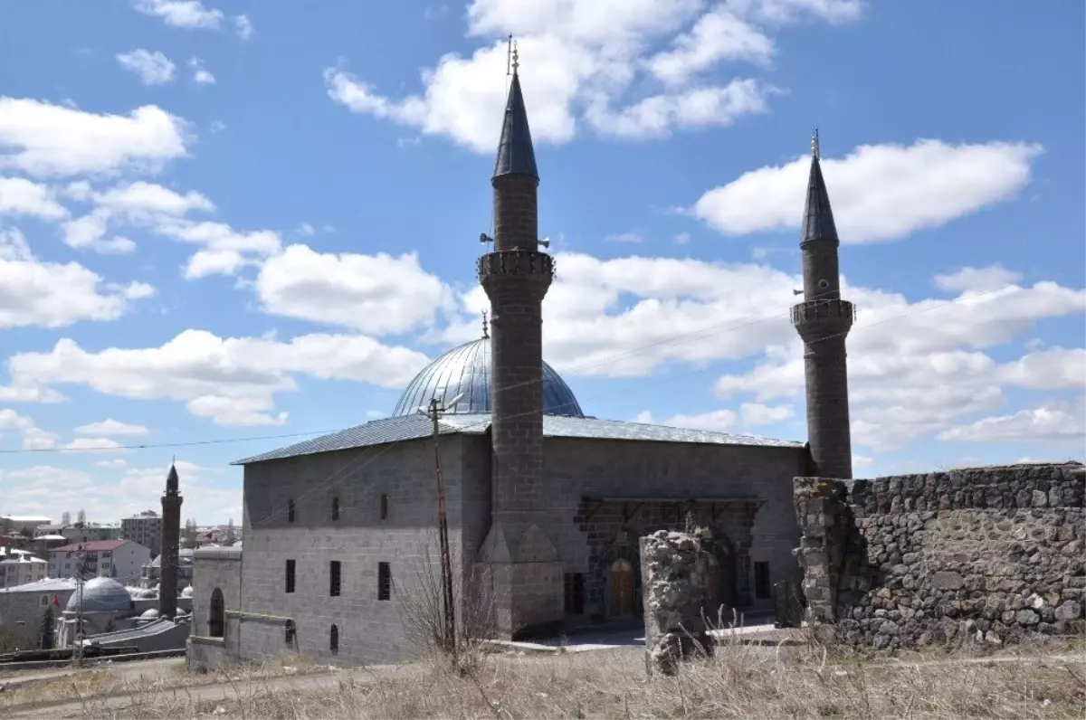 Fransa ve İtalya Büyükelçilerini Ermeni Katliamlarının Belgelerini Göstermek İçin Kars\'a Davet...