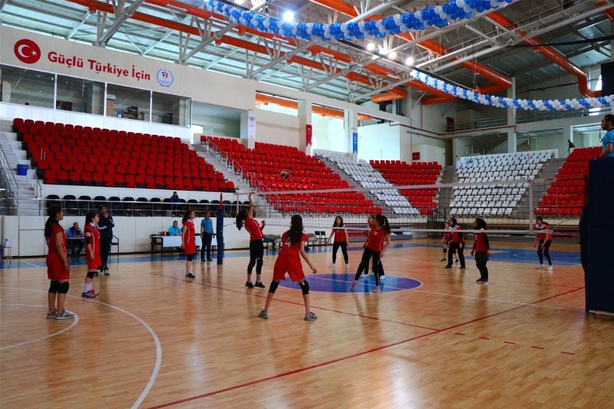 Genç Kızlar Voleybol Müsabakaları Başladı