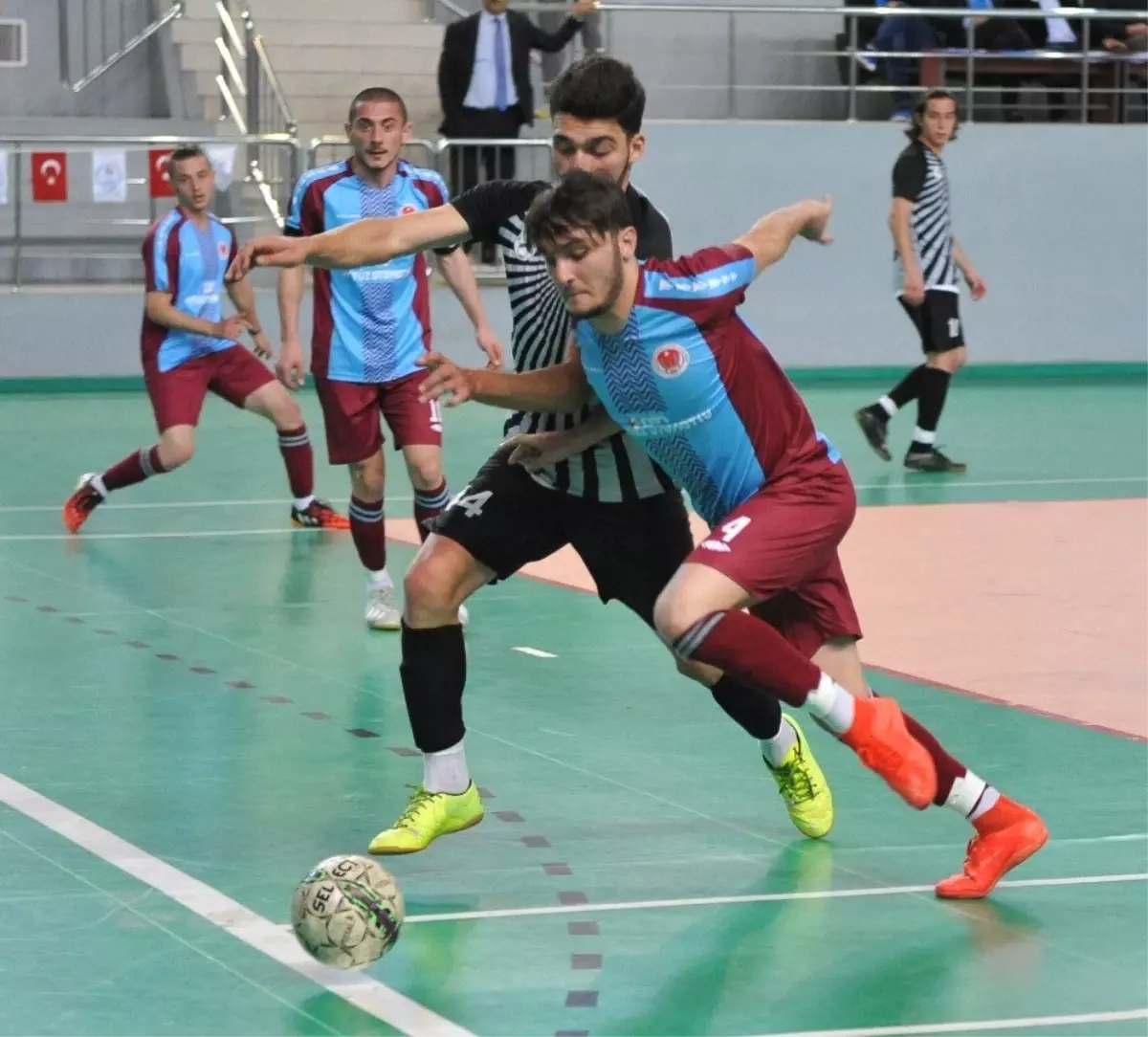 Gençler Futsal Türkiye Birinciliği Müsabakaları Trabzon\'da Başladı