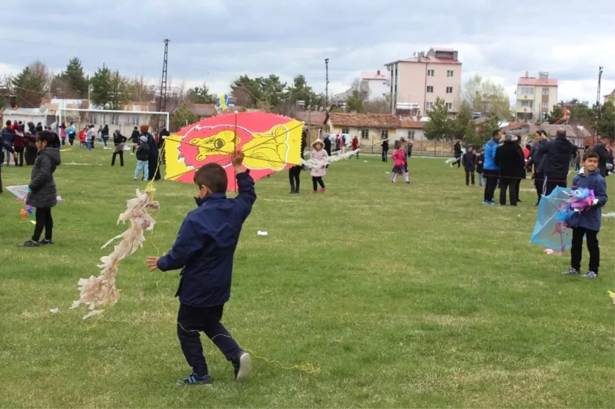 Gökyüzü Uçurtmalarla Renklendi