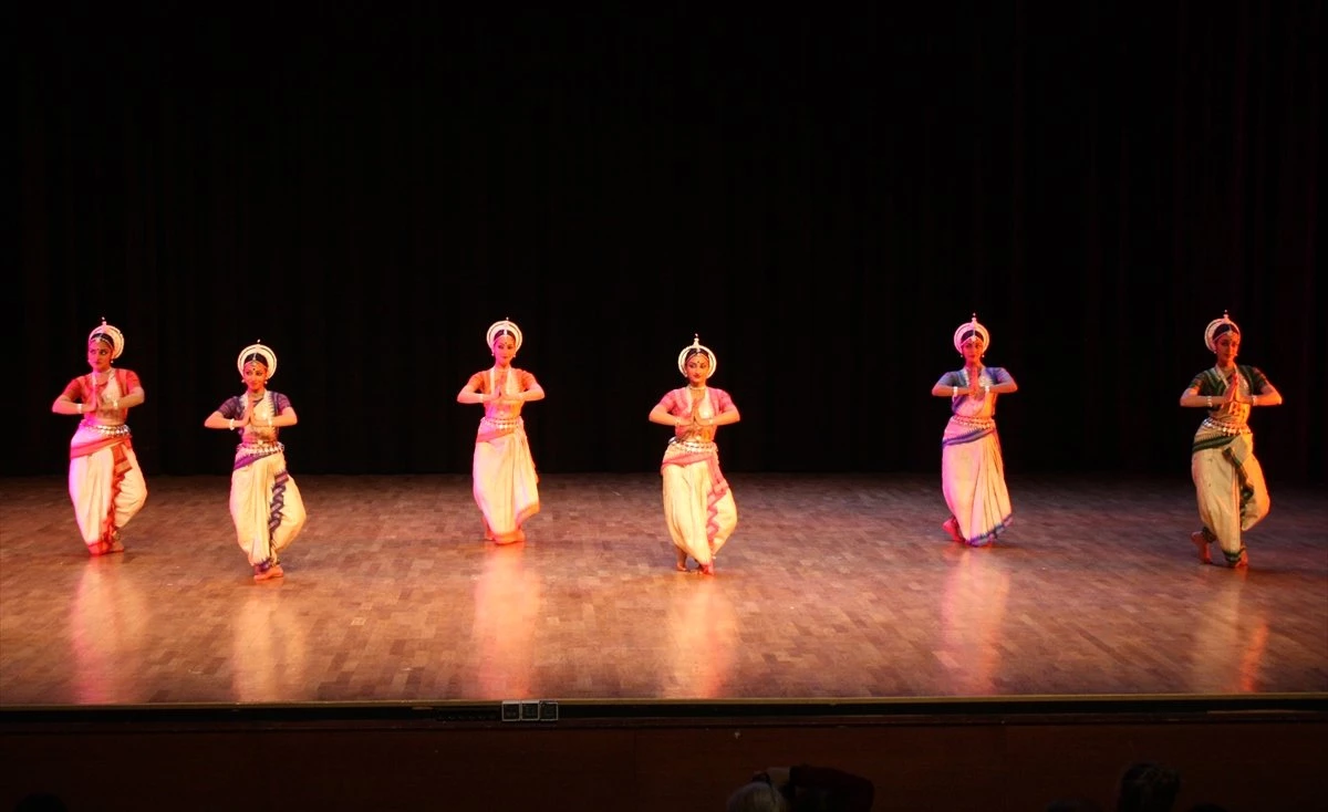 Hindistan\'ın Geleneksel Odissi Dansı İstanbul\'da Sahnelendi