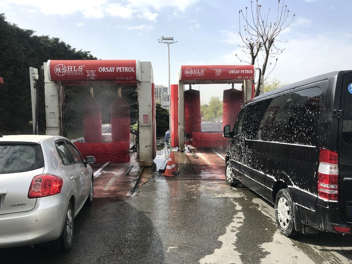 İstanbul\'a Çamur Yağdı, Vatandaşlar Oto Yıkamacılara Koştu