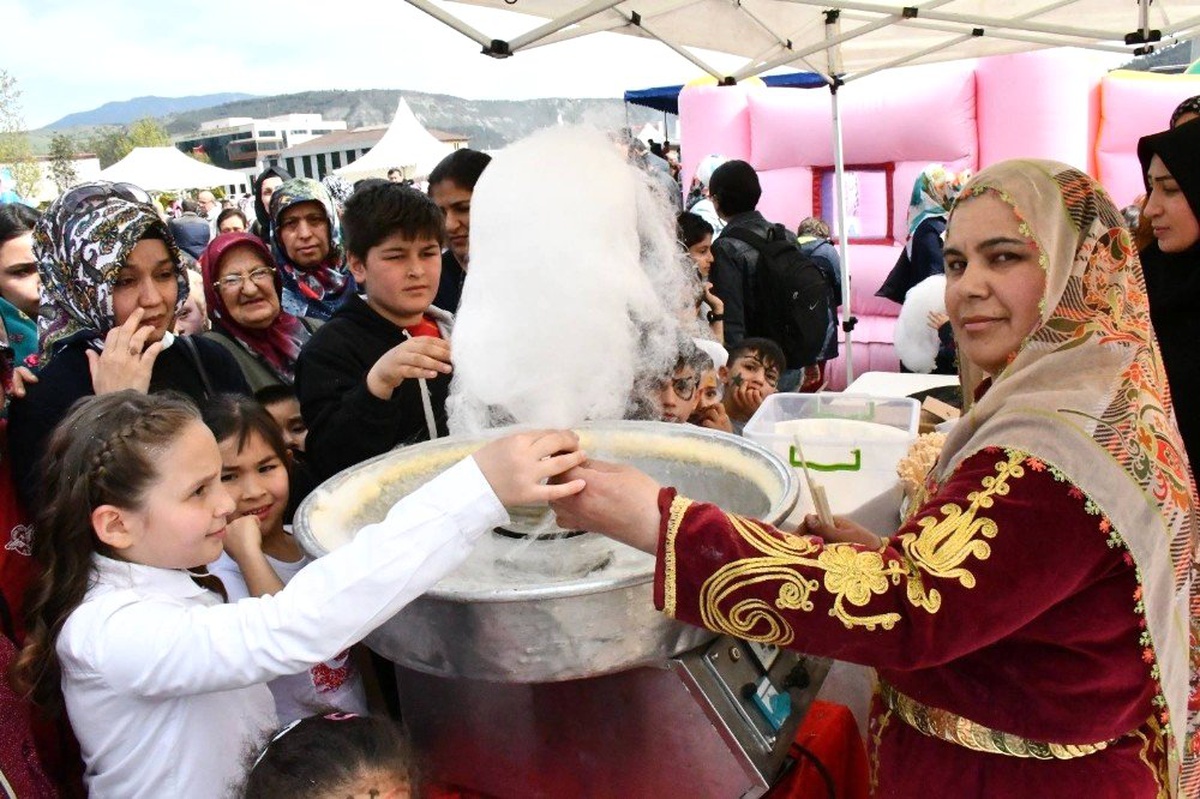 Karabük\'te Düzenlenen Çocuk Şenliğinde Çocuklar Doyasıya Eğlendi