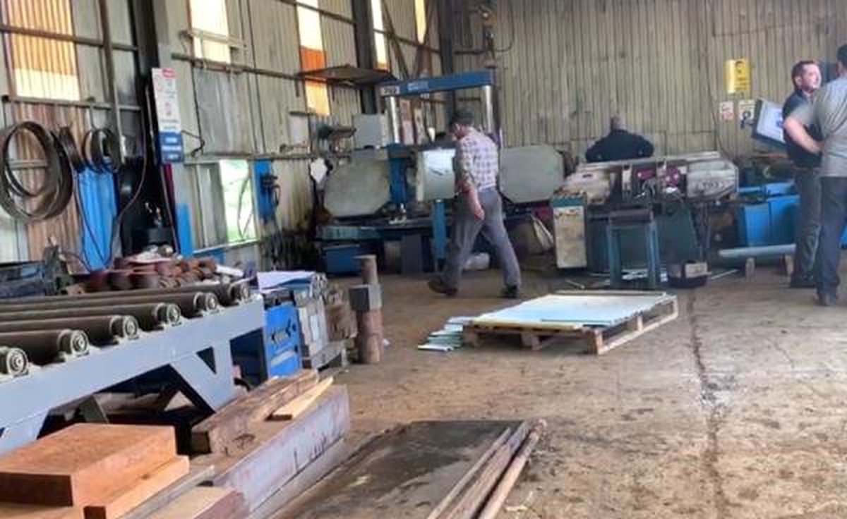 Maltepe\'de Demir Doğrama Makinesi Altında Kalan İşçi Ağır Yaralandı