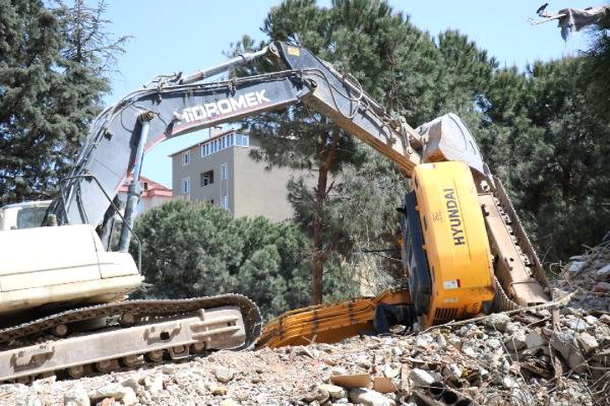 Maltepe\'de İnşaat Alanına Devrilen İş Makinasının Operatörü Yaralandı