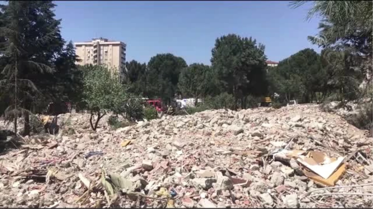 Maltepe\'de İş Makinesi Devrildi: 1 Yaralı - İstanbul