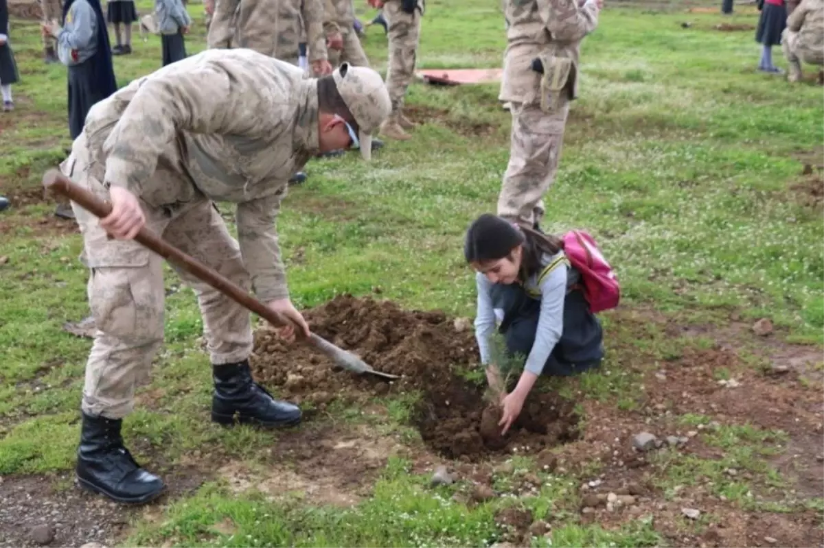 Mehmetçikle, Öğrenciler Fidan Dikti