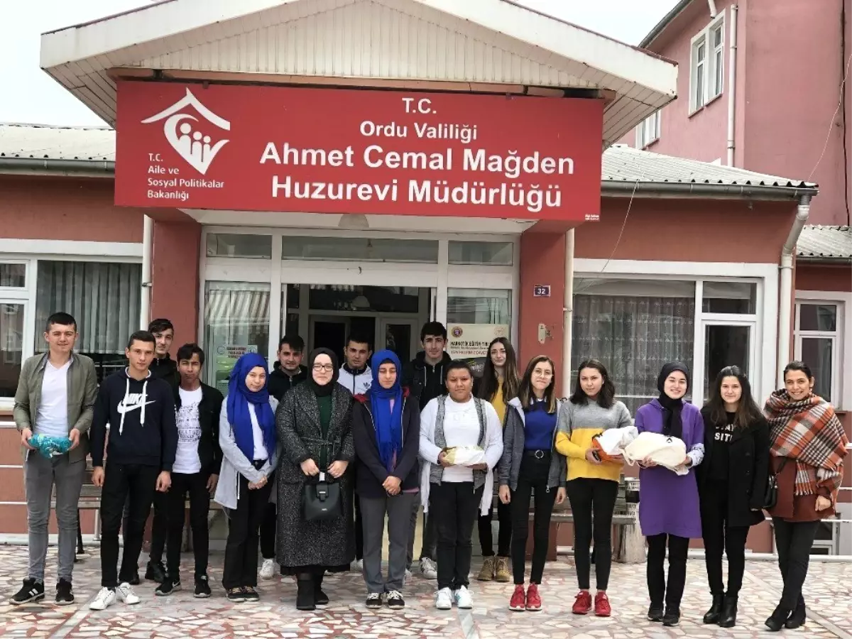 Öğrenciler Huzurevi Sakinleriyle Çay Saati Etkinliğinde Buluştu