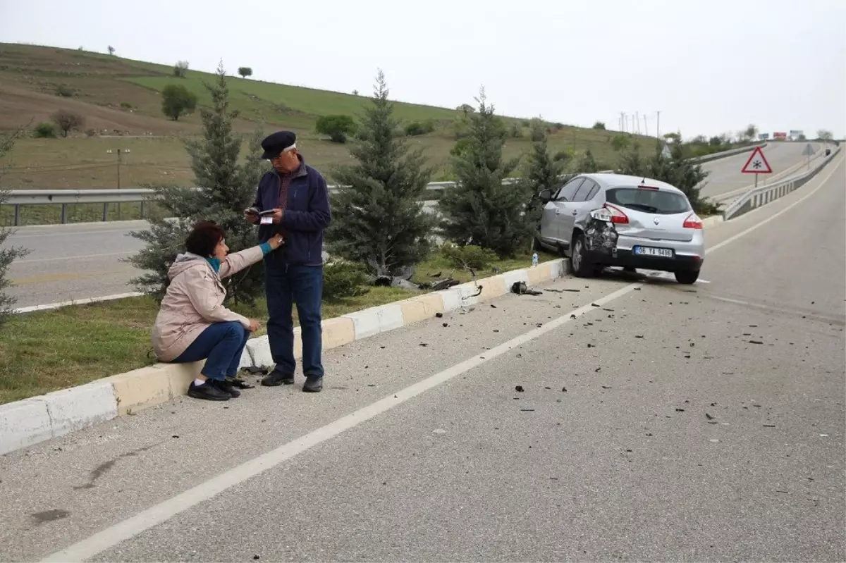 Önce Bariyerlere Ardından da Refüje Çarptı