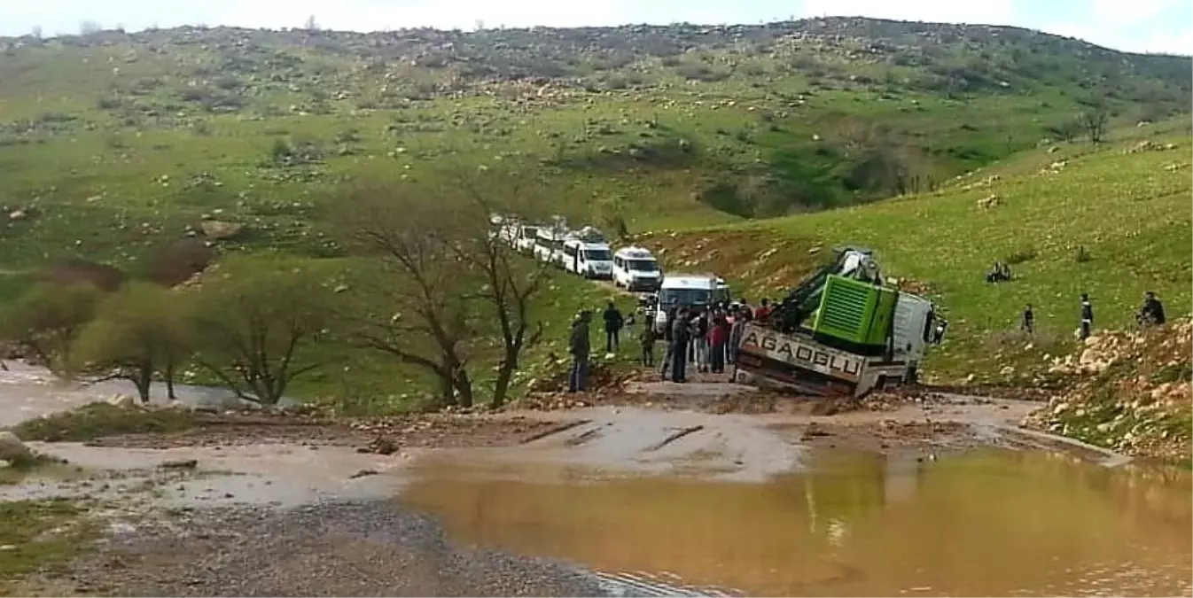 Siirt\'te Bir Araç Yolda Biriken Suda Mahsur Kaldı