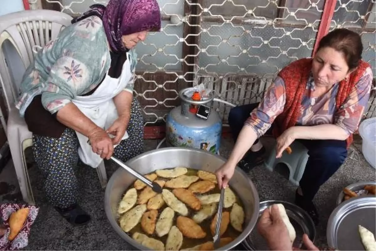 Taşocağına Verilen Çed İptal Edilince Pişi Yapıp Dağıttılar