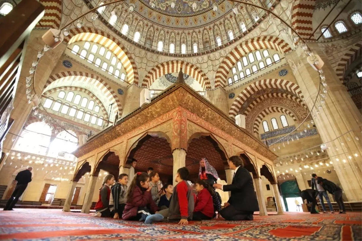 Trakya Üniversitesinin \'Gönül Elçileri-Çocuk Akademisi\' Projesi