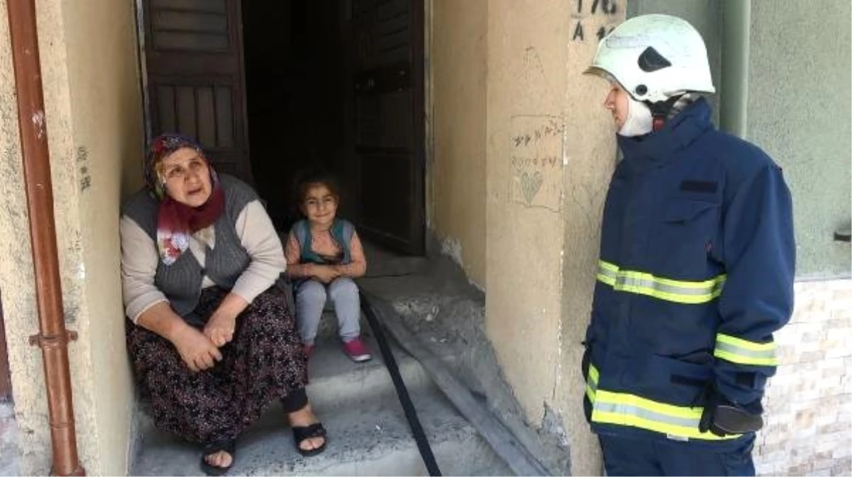 Yangını Söndüren İtfaiye Erlerine Sarılarak Teşekkür Etti