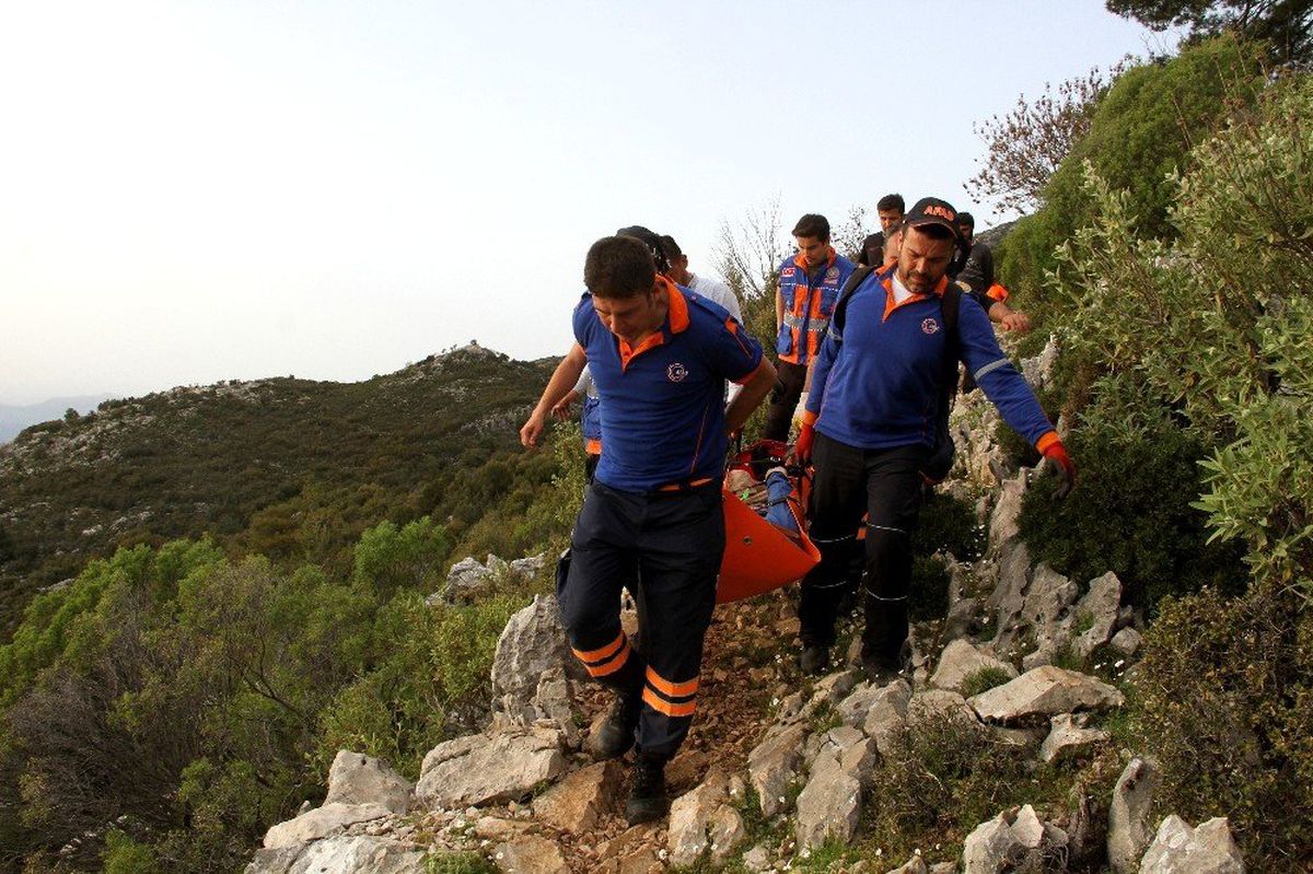 ABD\'den Ölüdeniz\'e Geldi, İlk Uçuşunda Kayalıklara Düşerek Hayatını Kaybetti