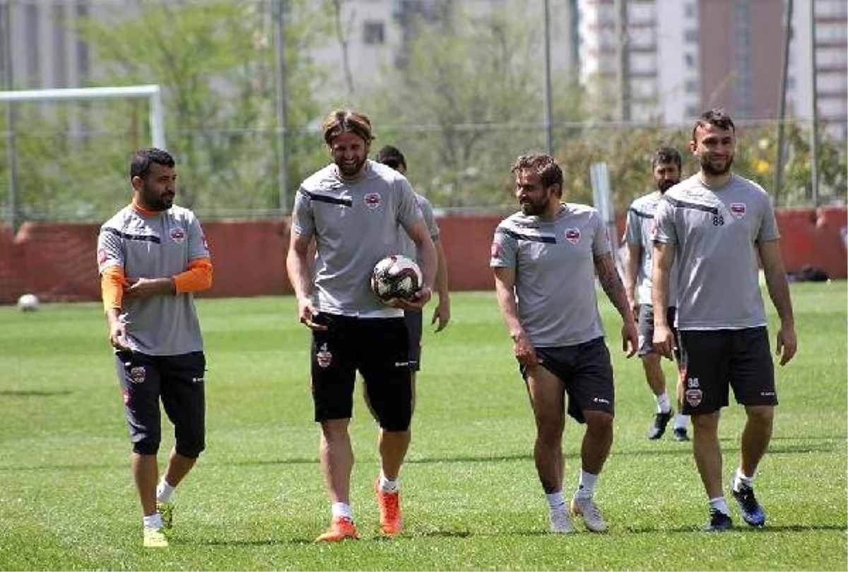 Adanaspor\'da 3 Oyuncu Gribal Enfeksiyona Yakalandı