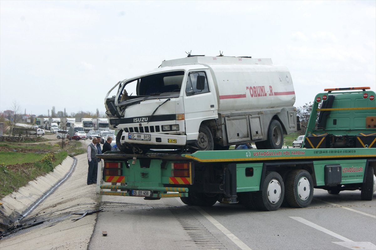 Amasya\'da Akaryakıt Yüklü Tanker Devrildi: 1 Yaralı