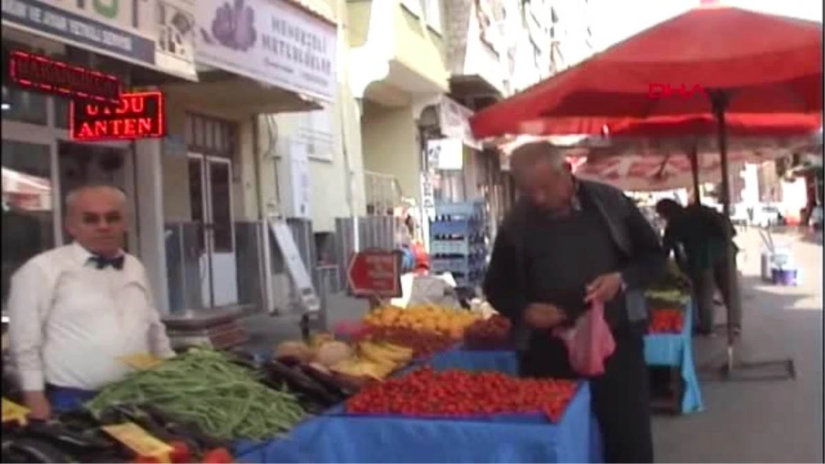 Aydın Takım Elbiseli ve Papyonlu Pazarcı Aile, İlgi Odağı Oldu