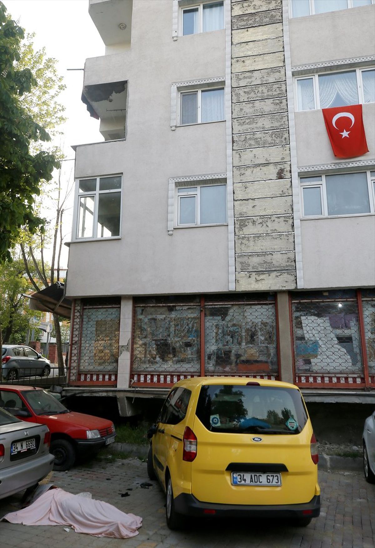 Bağcılar\'da 6. Kattan Düşen Kişi Öldü