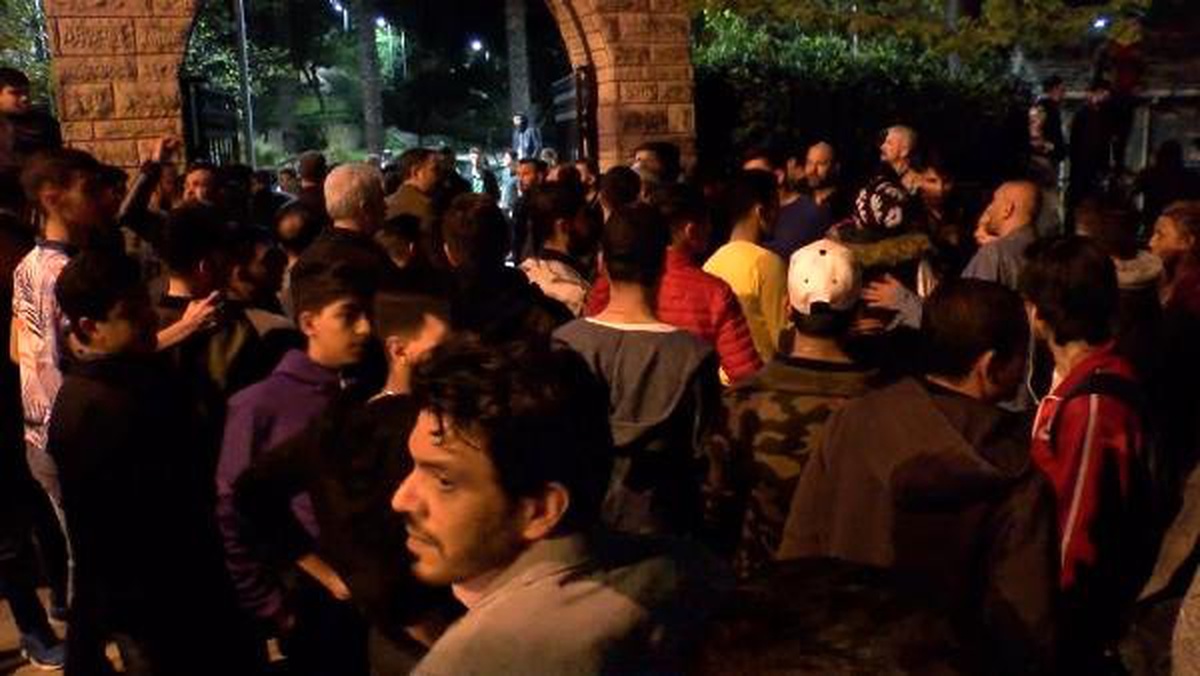 Beyoğlu\'nda Taciz İddiası; Mahalleli Sokağa Döküldü