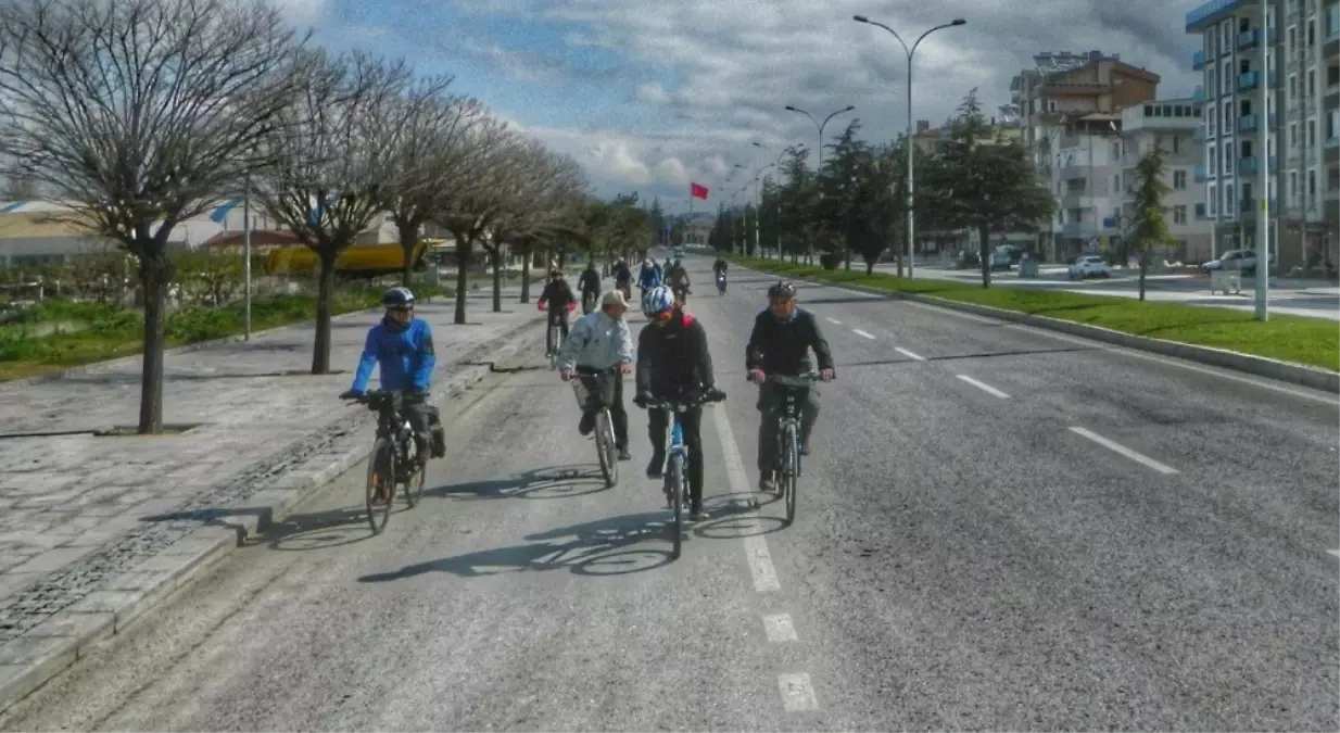 Beyşehir\'de Bisikletseverler Çocuklar İçin Pedal Çevirdi