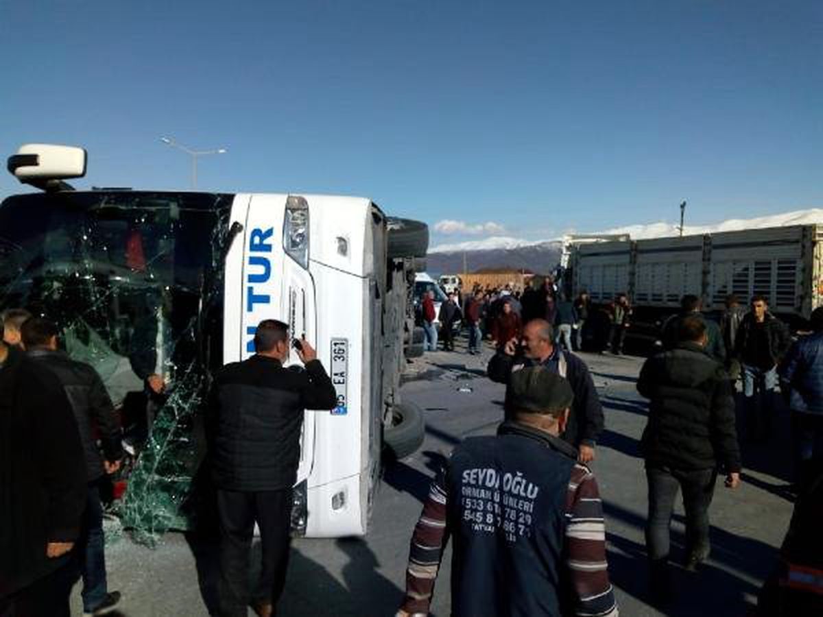 Bitlis\'te Yolcu Otobüsü ile Tır Çarpıştı: 34 Yaralı