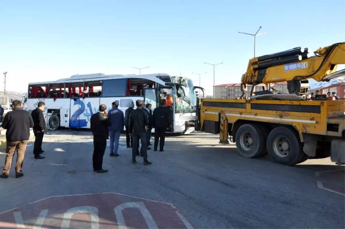 Bitlis\'te Yolcu Otobüsü ile Tır Çarpıştı: 34 Yaralı