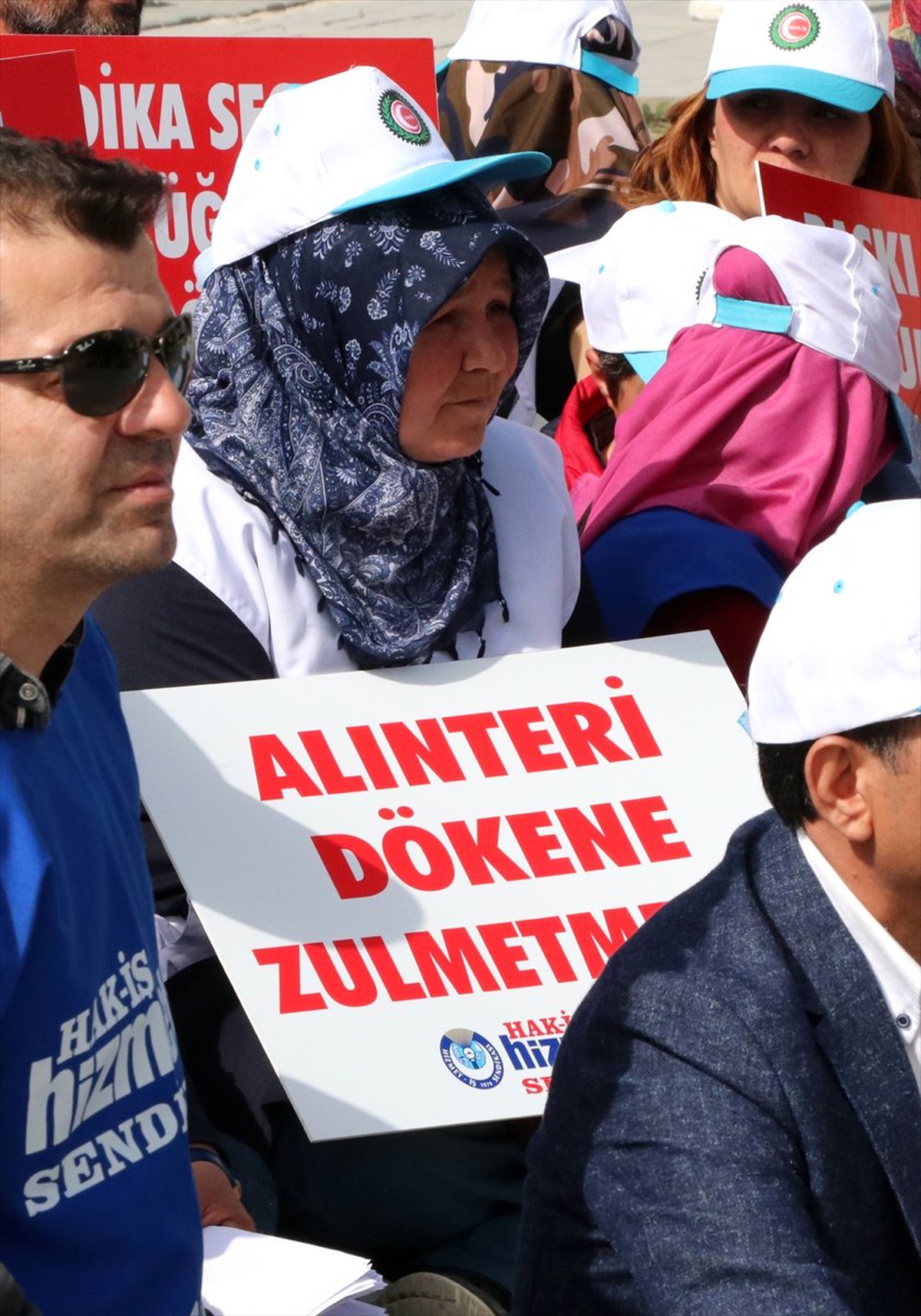Bolu Belediyesi\'nde İşten Çıkarılan İşçilerin Oturma Eylemi
