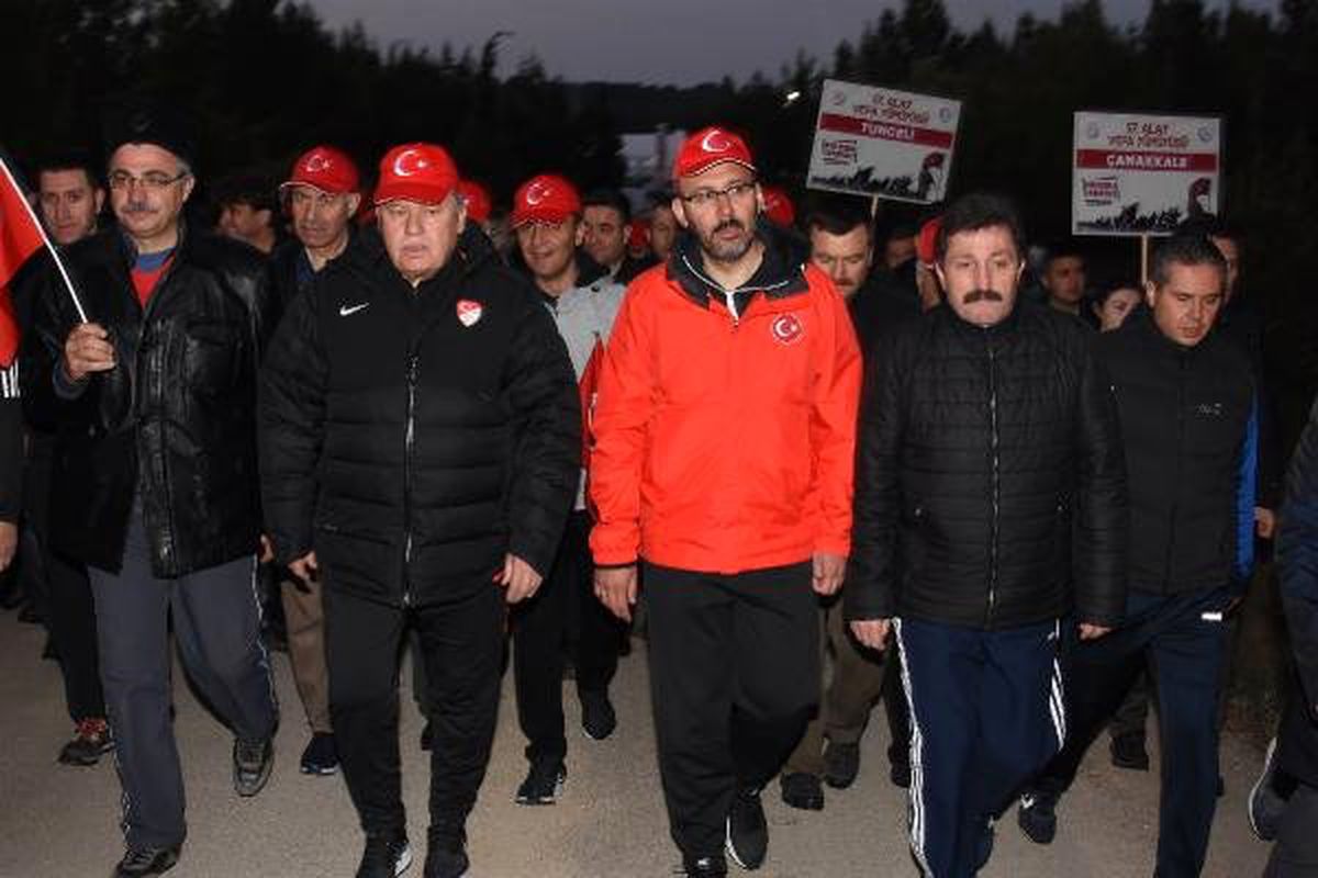 Çanakkale\'de 8 Bin Türk, Dedelerinin İzinde Yürüdü