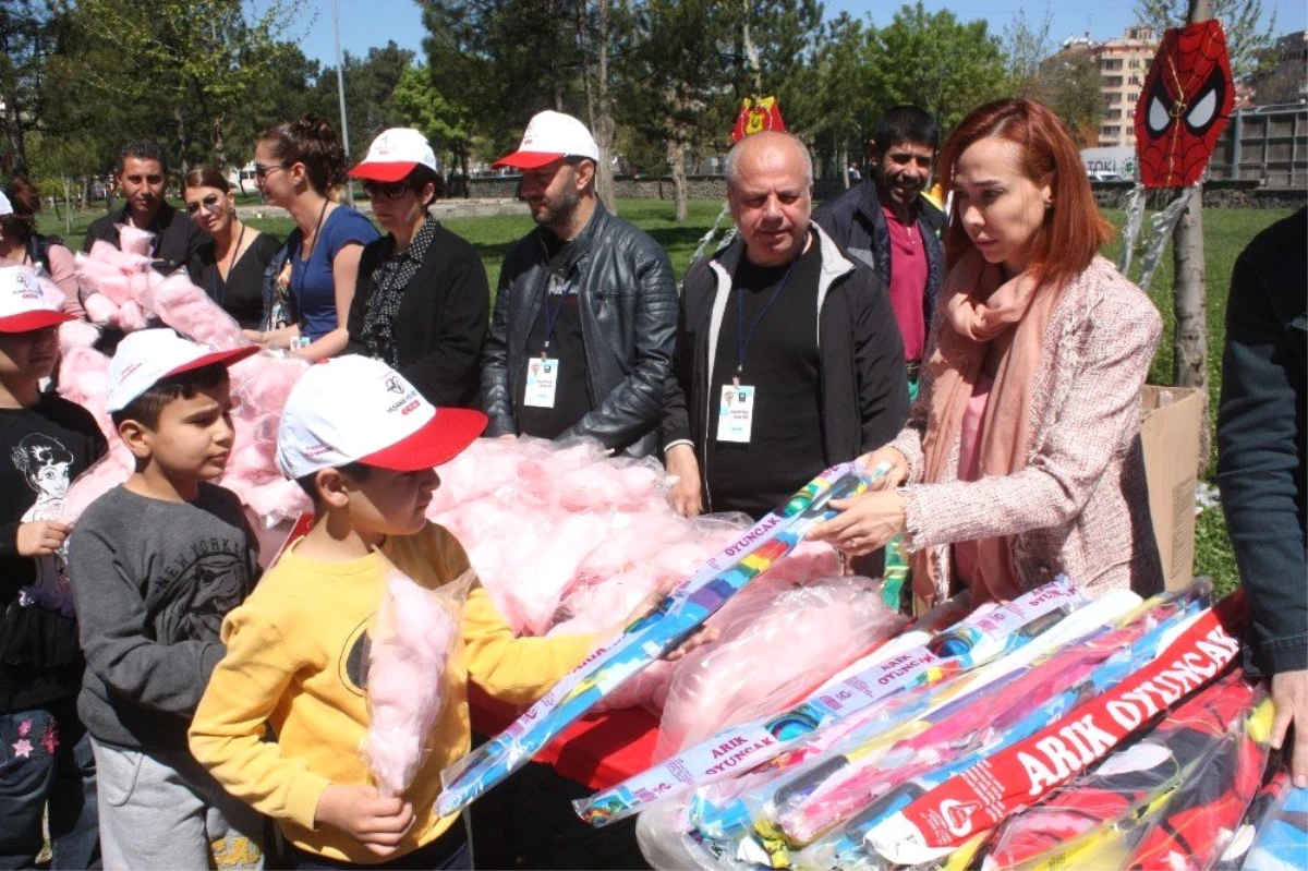 Diyarbakır\'da Uçurtma Şenliğine 3 Bin Çocuk Katıldı