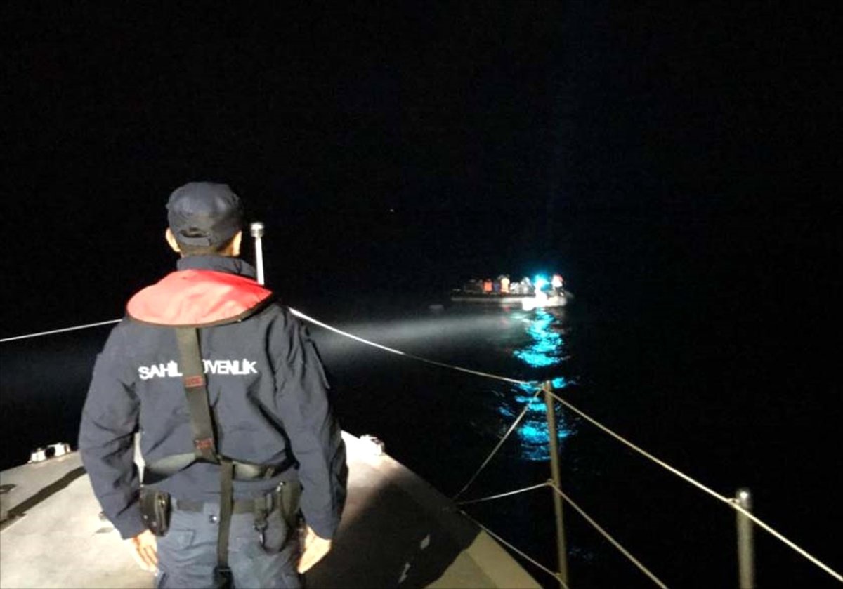Ege Açıklarında Lastik Botta 44 Düzensiz Göçmen Yakalandı