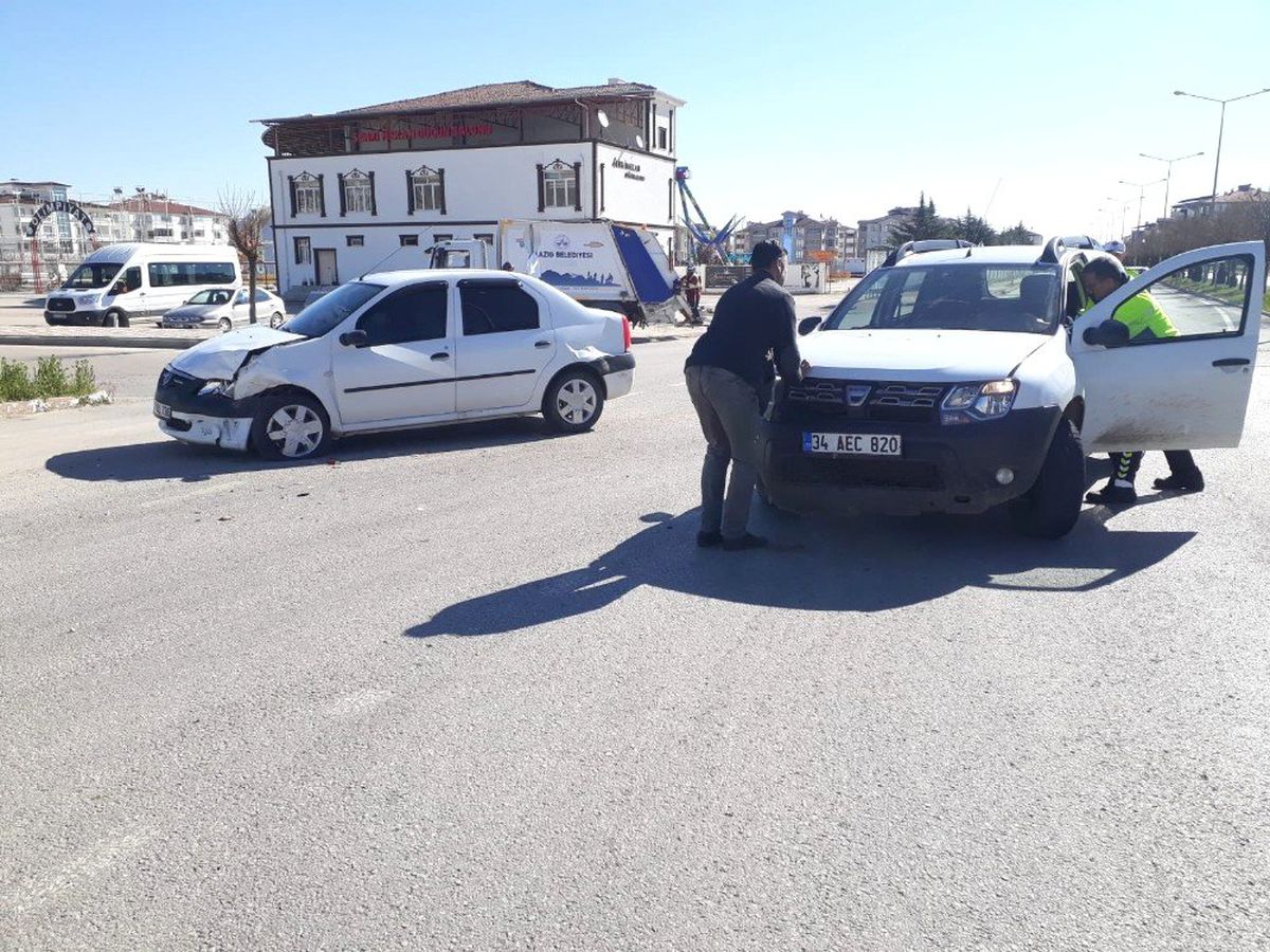 Elazığ\'da Trafik Kazası: 3 Yaralı