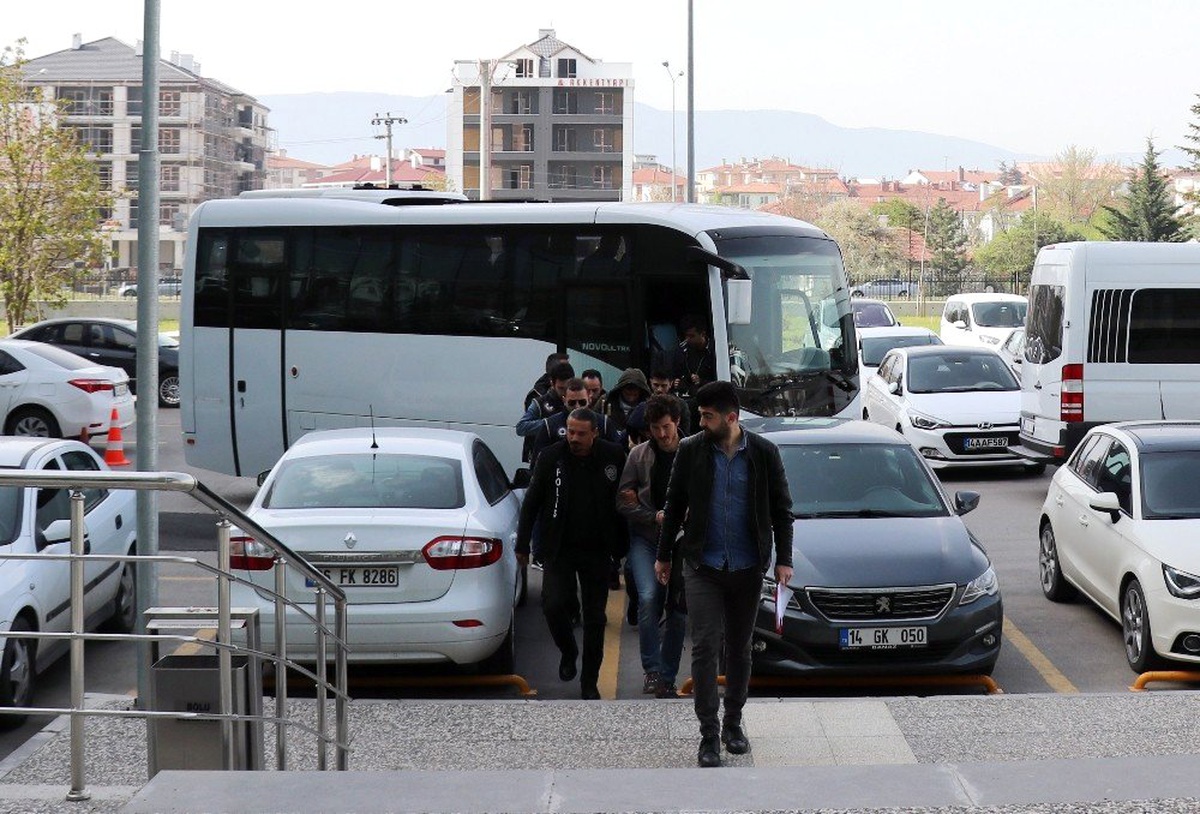 Fetö Şüphelisi 13 Kişi Adliyeye Sevkedildi