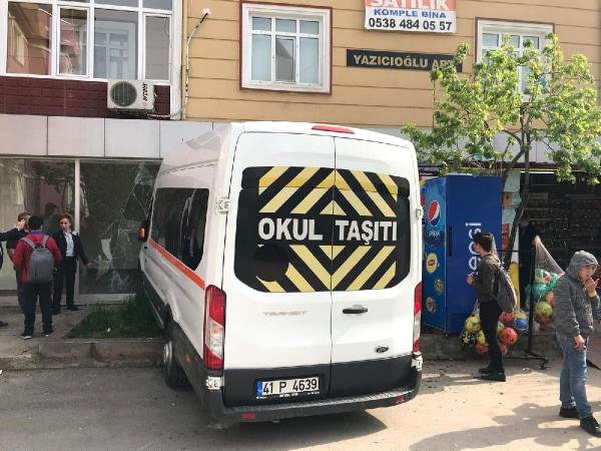 Freni Boşalan Servis Minibüsü Dükkana Çarptı