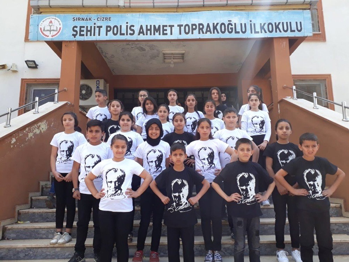 Hayallerimin Elinden Tut\' Projesiyle 23 Köy Okuluna 23 Nisan Hediyesi
