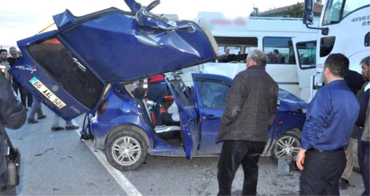 İşçi Servisi ile Otomobil Kafa Kafaya Çarpıştı! Ölü ve Yaralılar Var