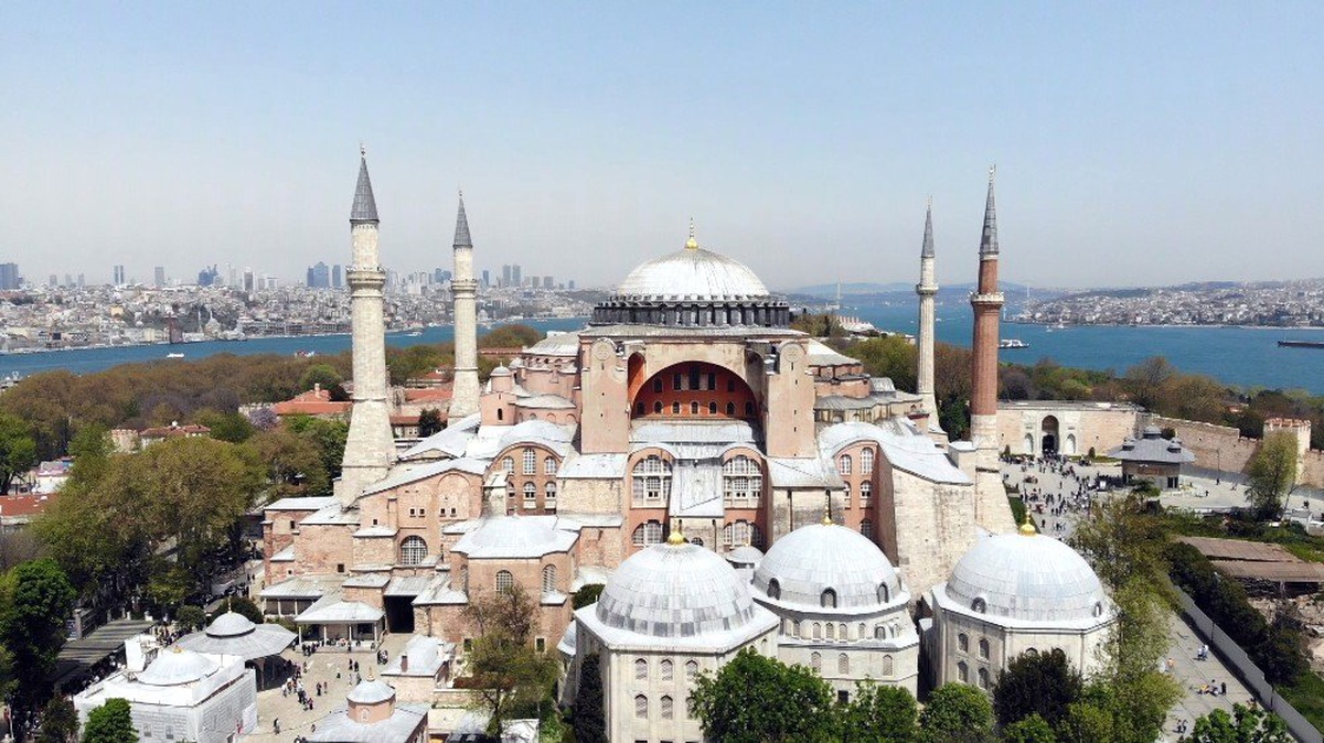 İstanbul\'un Göbeğinde Dünyanın En Büyük Lale Halısı