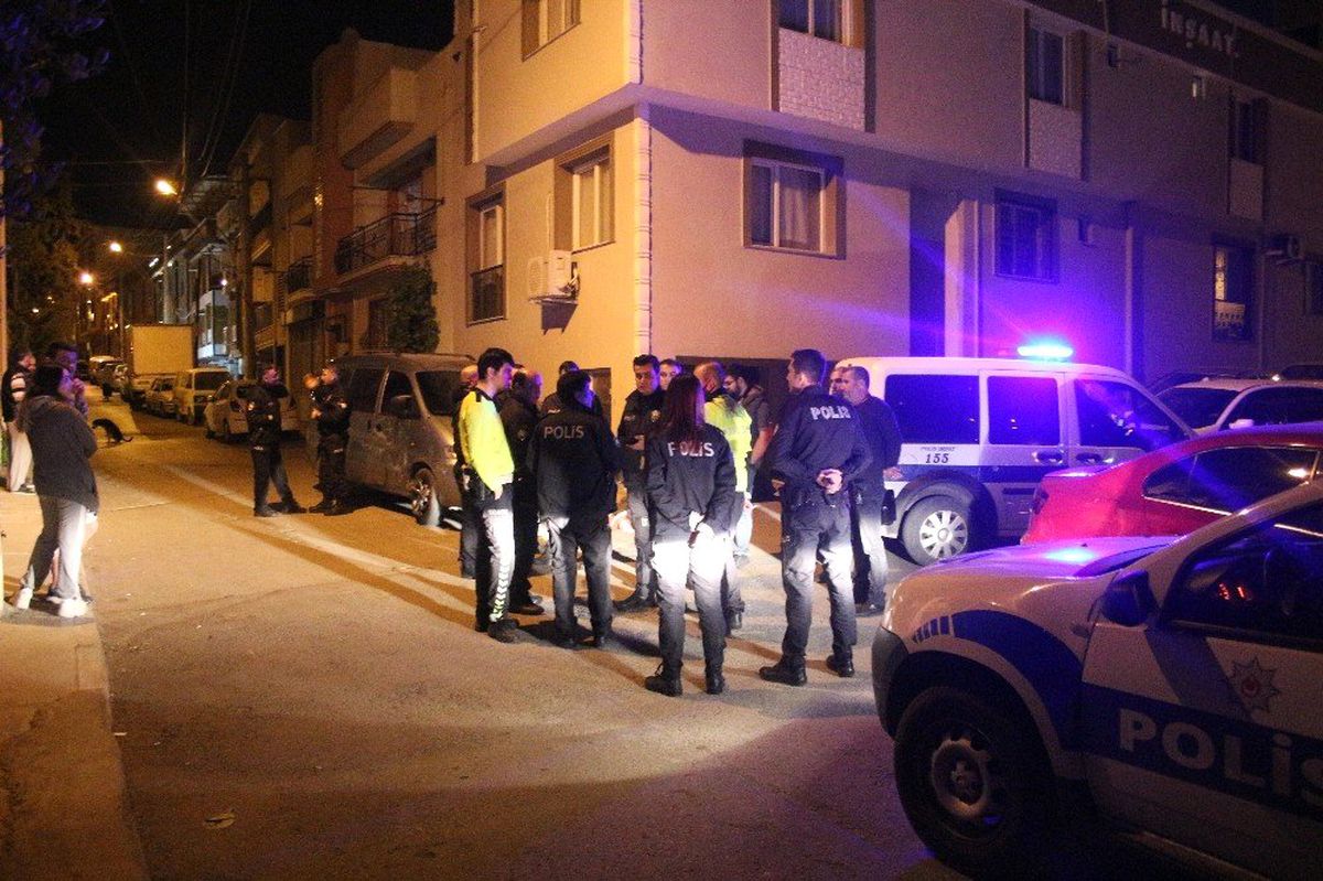İzmir\'de Polisin "Dur" İhtarına Uymayan Sürücü Kovalamaca Sonrasında Yakalandı