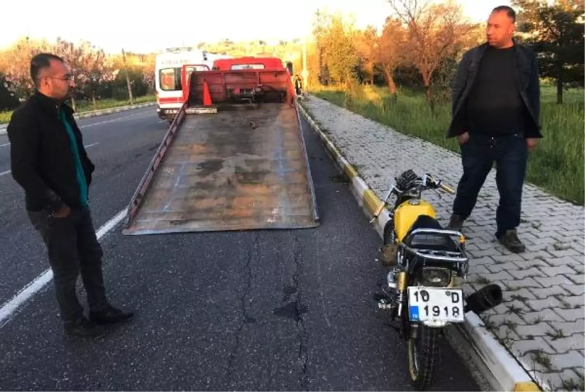 Köpeklerin Kovaladığı Motosiklet Devrildi: 2 Ağır Yaralı