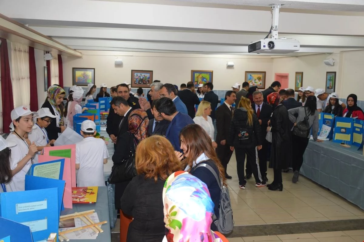 Mehmet Akif Ersoy Ortaokulu Bilim Fuarı Açıldı