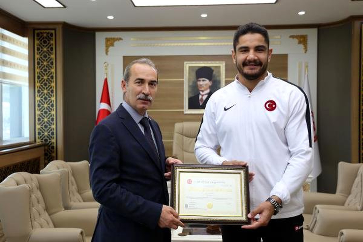 Milli Güreşçi Taha Akgül Yüksek Lisans Diplomasını Aldı