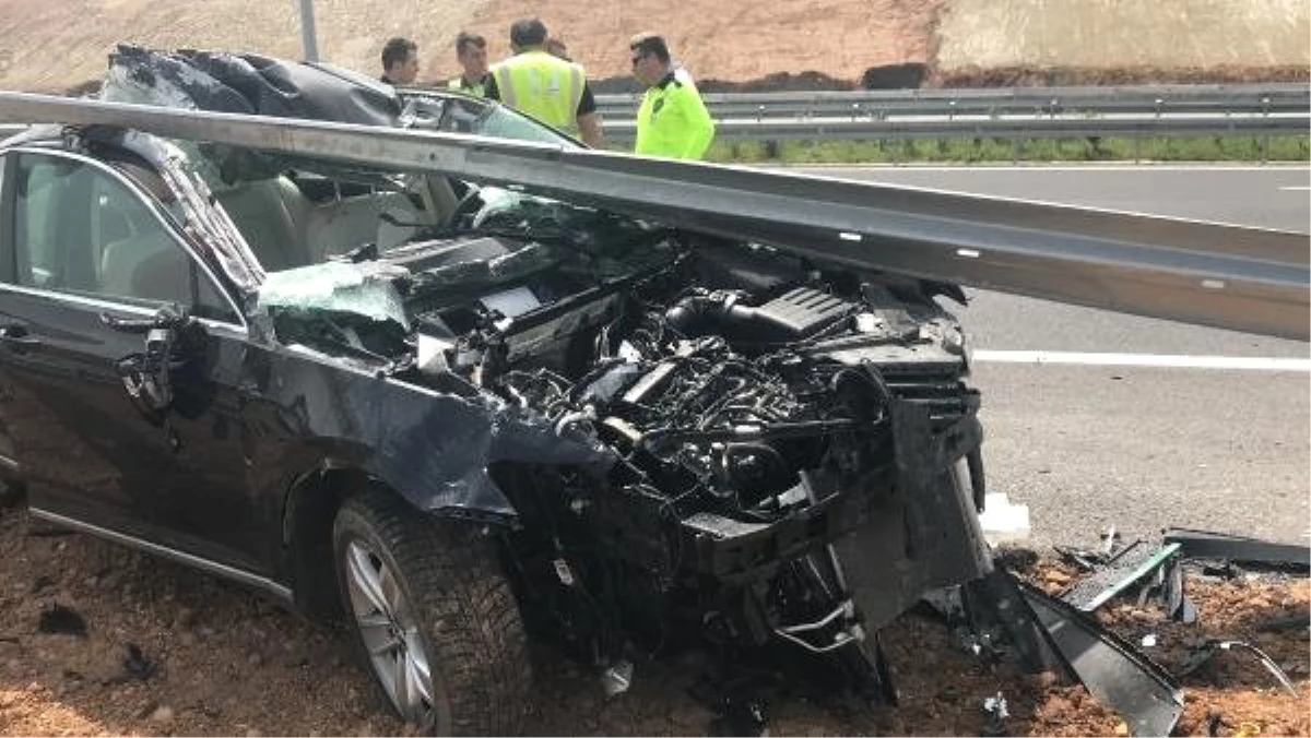 Otomobil Bariyere Çarptı: Baba Öldü, Eşi ve Kızı Yaralı