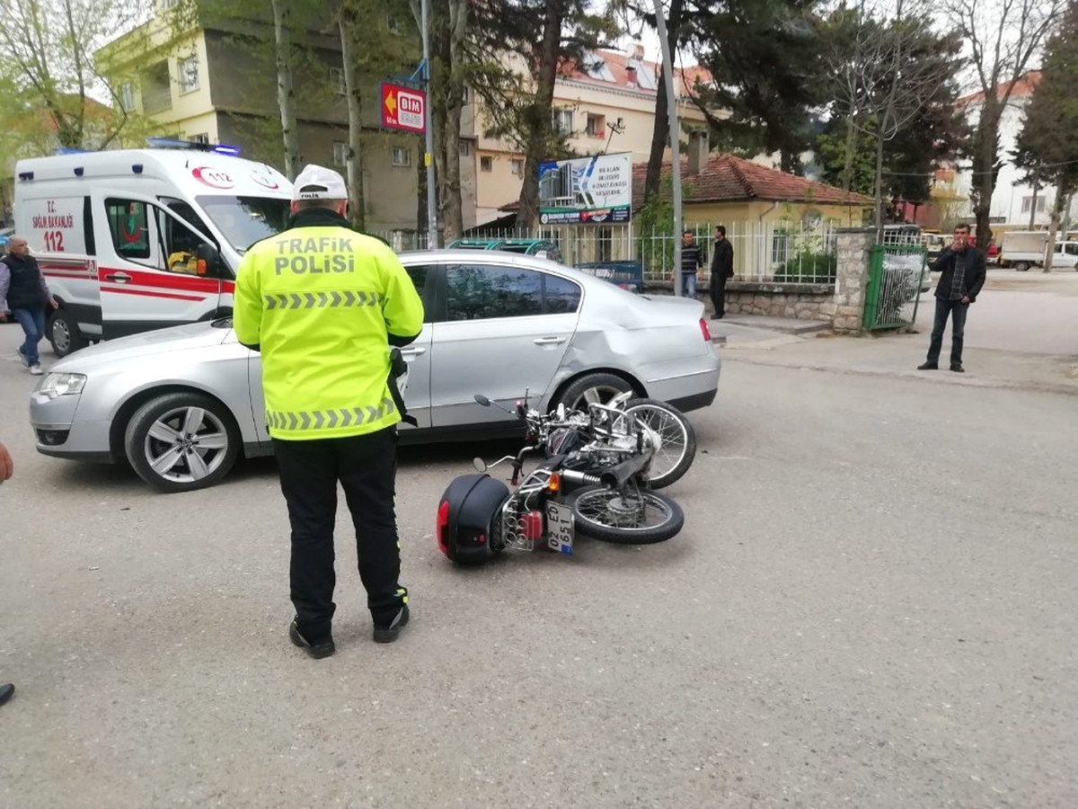 Otomobil ile Motosiklet Çarpıştı