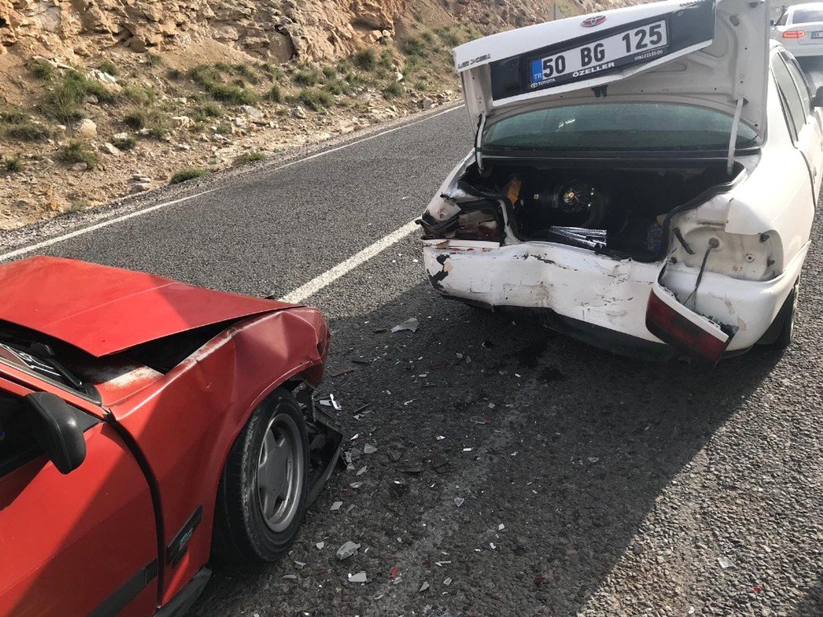 Otomobiller Çarpıştı: 4\'ü Öğretmen, 5 Yaralı