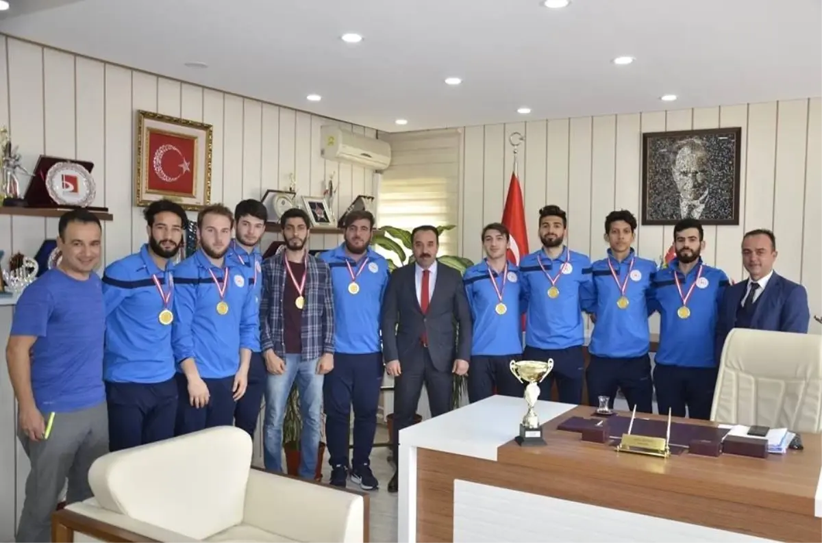 Şampiyon Voleybolculardan İl Müdürü Yıldız\'a Ziyaret