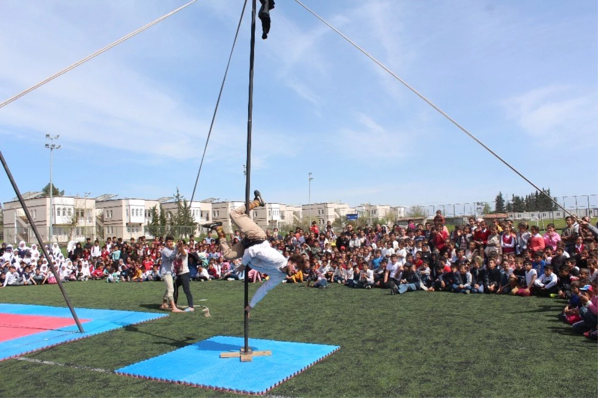Samsat\'ta Çocuklar Sirk Gösterileri ile Eğlendi