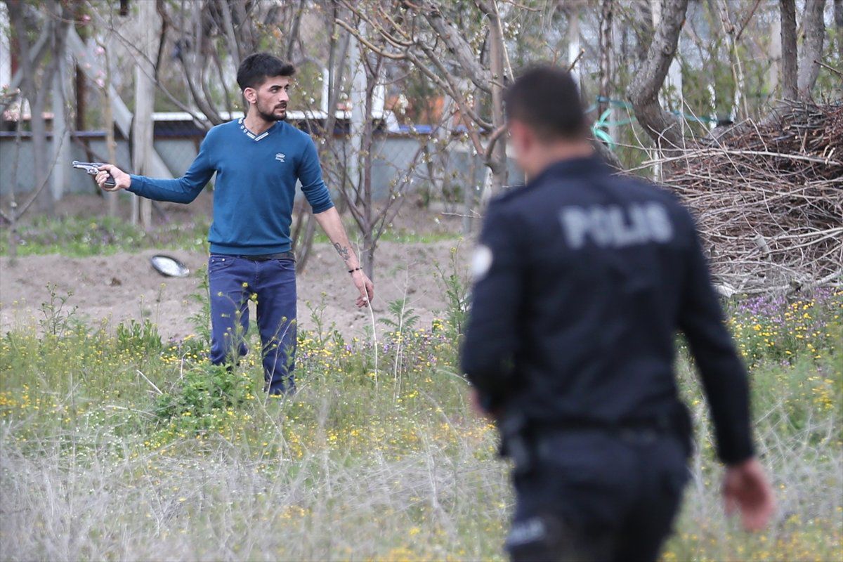 Silahlı Şüpheliyle Polis Arasında Kovalamaca