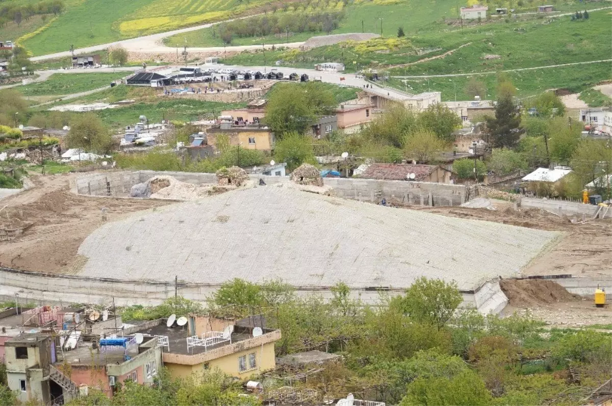 Sular Altında Kalacak Olan Tarihi Caminin Etrafı Beton Bloklarla Çevrildi